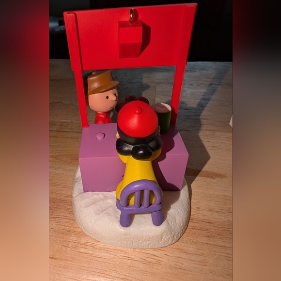 Hallmark Keepsake The PEANUTS Gang Ornament - Picture 3 of 7